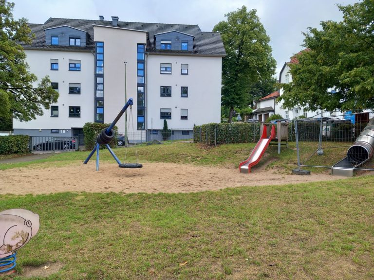 Anfrage: Wann kommt die (restliche) Bepflanzung zur Beschattung von Schulhöfen , der Kita-Außenbereiche bzw. Spielplätze?